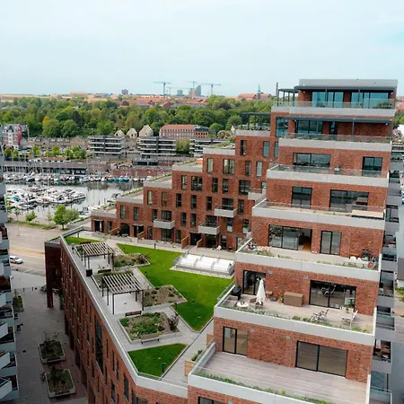 Spacious Waterfront With Marina And Sea View Daire Århus