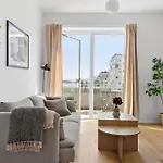 Spacious Waterfront With Marina And Sea View Lägenhet