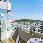 Lägenhet Spacious Waterfront With Marina And Sea View