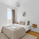 Spacious Waterfront With Marina And Sea View Lägenhet